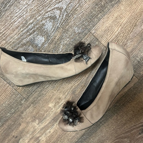 HOGL NWOT  7 Suede wedges with stone/feather embellishments - Picture 9 of 15